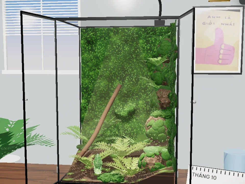 Bể terrarium 3D mở hai cánh cửa kính, bên trong là vách rêu, cột đá phủ rêu và dương xỉ, poster Anh là giỏi nhất trên tường
